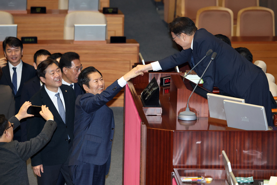 우원식 의장과 악수하는 정청래 대표