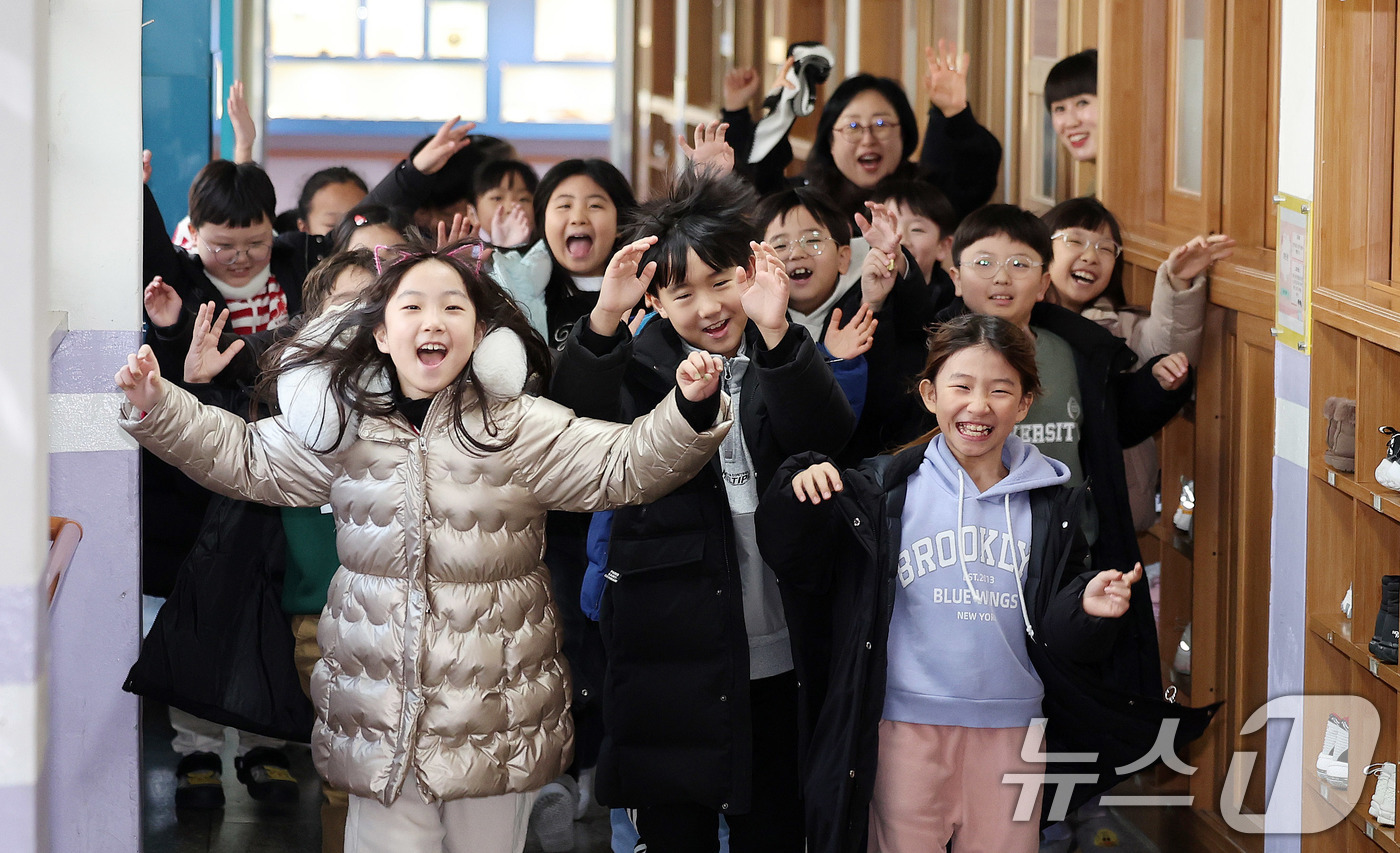 (서울=뉴스1) 박지혜 기자 = 24일 서울 동대문구 안평초등학교에서 2학년 학생들이 겨울방학식을 마친 뒤 밝은 표정으로 하교하고 있다. 2025.12.24/뉴스1
