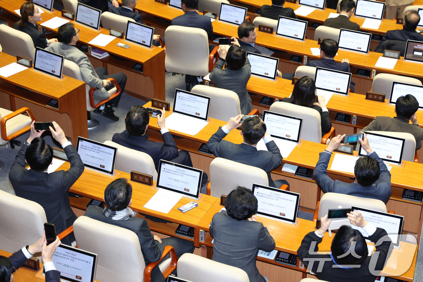 (서울=뉴스1) 신웅수 기자 = 24일 서울 여의도 국회에서 열린 제430회국회(임시회) 제2차 본회의에서 더불어민주당 의원들이 정보통신망 이용촉진 및 정보보호 등에 관한 법률 일 …