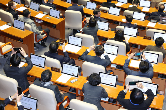 필리버스터 종료 순간 남기는 민주당