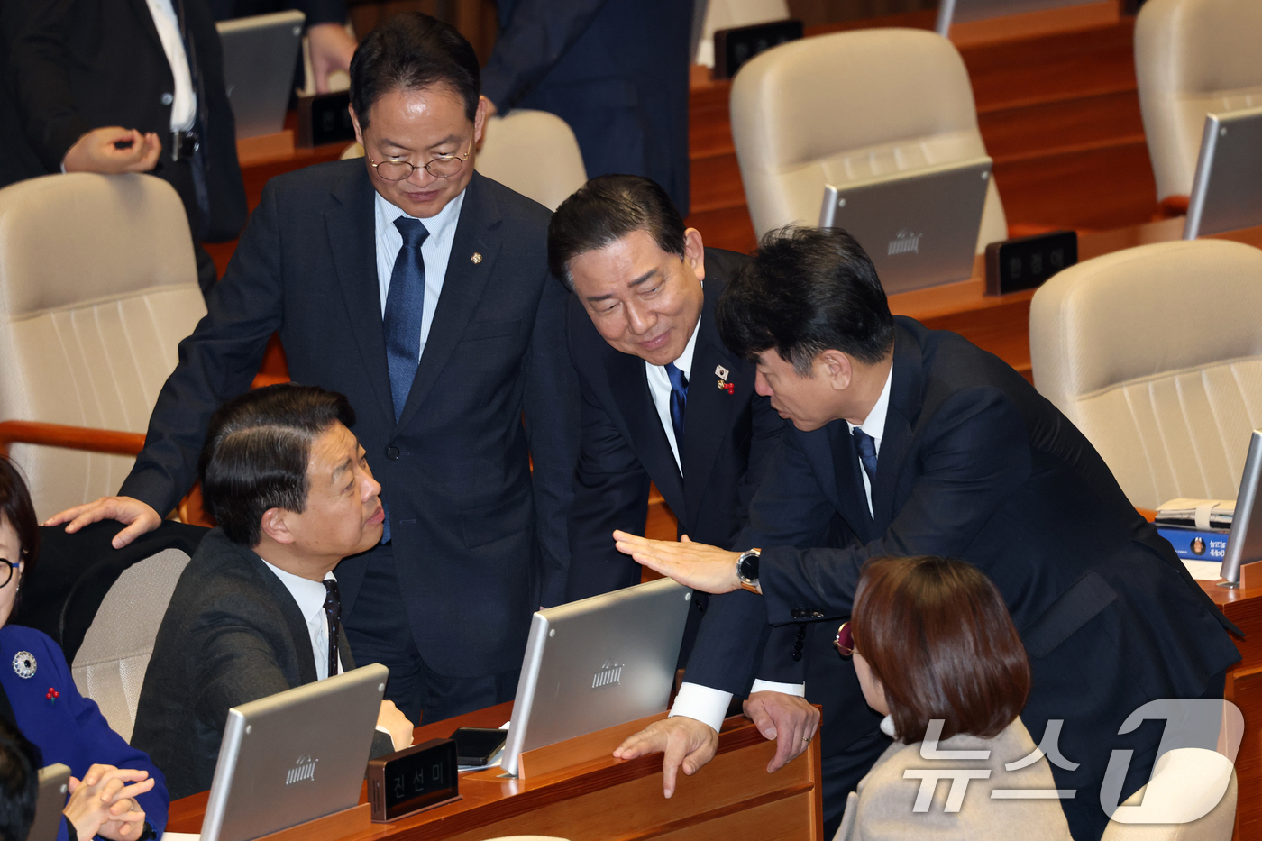 (서울=뉴스1) 이승배 기자 = 김병기 더불어민주당 원내대표와 허영, 문진석 원내수석이 23일 서울 여의도 국회에서 열린 제430회국회(임시회) 제2차 본회의에서 김영호 의원과 대 …