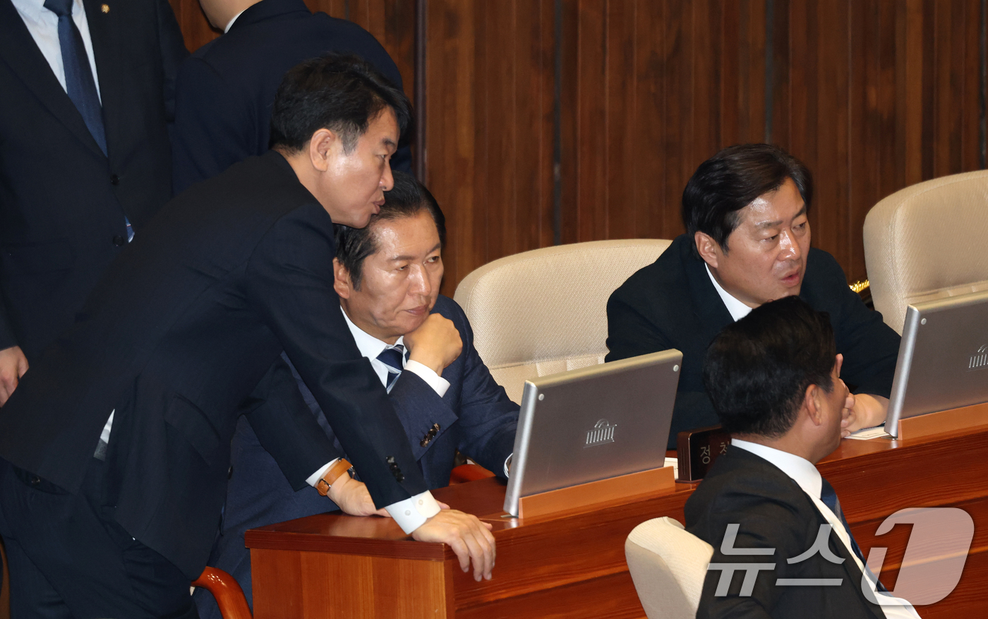 (서울=뉴스1) 이승배 기자 = 정청래 더불어민주당 대표가 23일 서울 여의도 국회에서 열린 제430회국회(임시회) 제2차 본회의에서 문진석 원내수석과 대화하고 있다. 2025.1 …