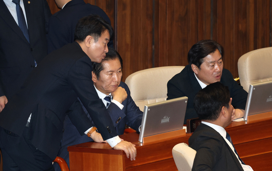 대화 나누는 정청래·문진석