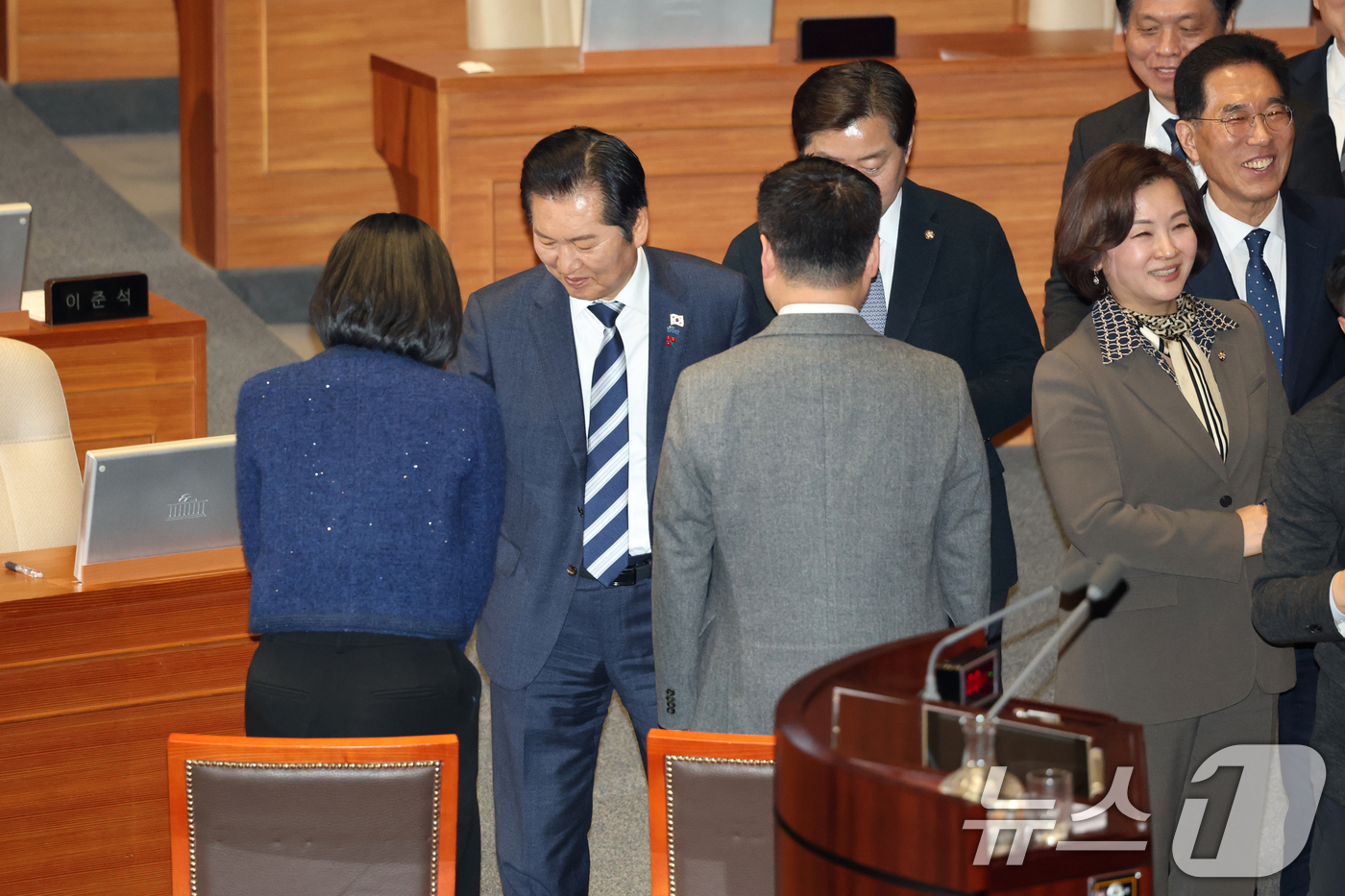 (서울=뉴스1) 이승배 기자 = 정청래 더불어민주당 대표가 23일 서울 여의도 국회에서 열린 제430회국회(임시회) 제2차 본회의에서 정보통신망 이용촉진 및 정보보호 등에 관한 법 …