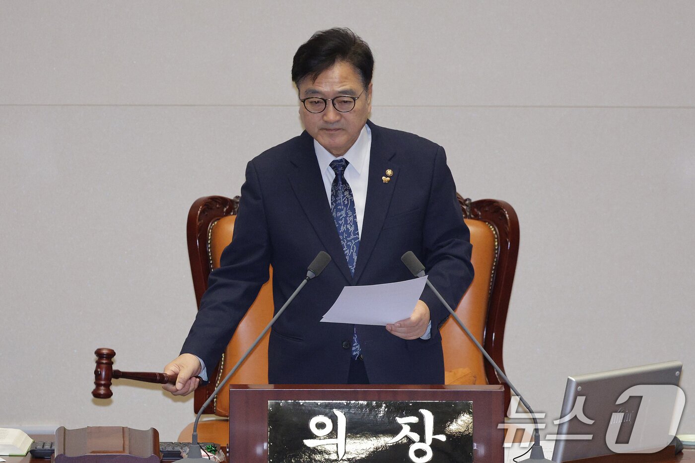 본문 이미지 - 우원식 국회의장이 24일 서울 여의도 국회에서 열린 제430회국회(임시회) 제2차 본회의에서 정보통신망 이용촉진 및 정보보호 등에 관한 법률 일부개정법률안(대안)을 가결시키고 있다. 2025.12.24/뉴스1 ⓒ News1 신웅수 기자