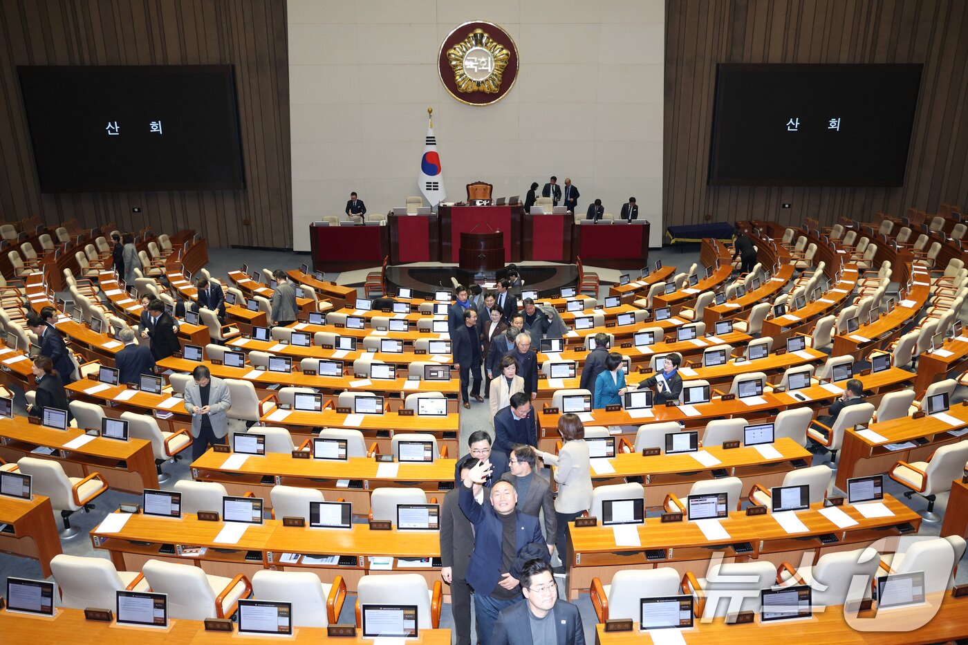 본문 이미지 - 24일 서울 여의도 국회에서 열린 제430회국회(임시회) 제2차 본회의가 산회된 후 더불어민주당 의원들이 본회의장을 나서고 있다. 2025.12.24/뉴스1 ⓒ News1 신웅수 기자