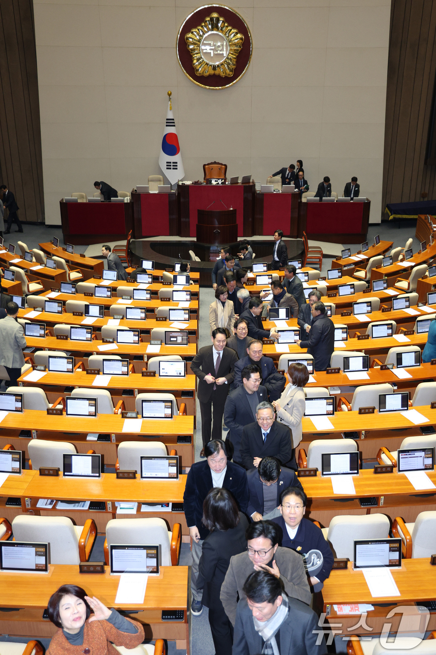 (서울=뉴스1) 신웅수 기자 = 24일 서울 여의도 국회에서 열린 제430회국회(임시회) 제2차 본회의가 산회된 후 더불어민주당 의원들이 본회의장을 나서고 있다. 2025.12.2 …