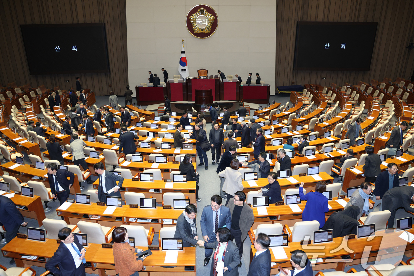 (서울=뉴스1) 신웅수 기자 = 24일 서울 여의도 국회에서 열린 제430회국회(임시회) 제2차 본회의가 산회된 후 더불어민주당 의원들이 본회의장을 나서고 있다. 2025.12.2 …