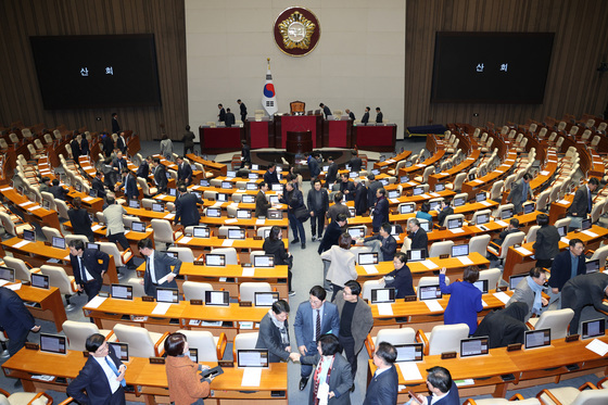 허위조작정보 근절법 통과시키고 본회의 산회