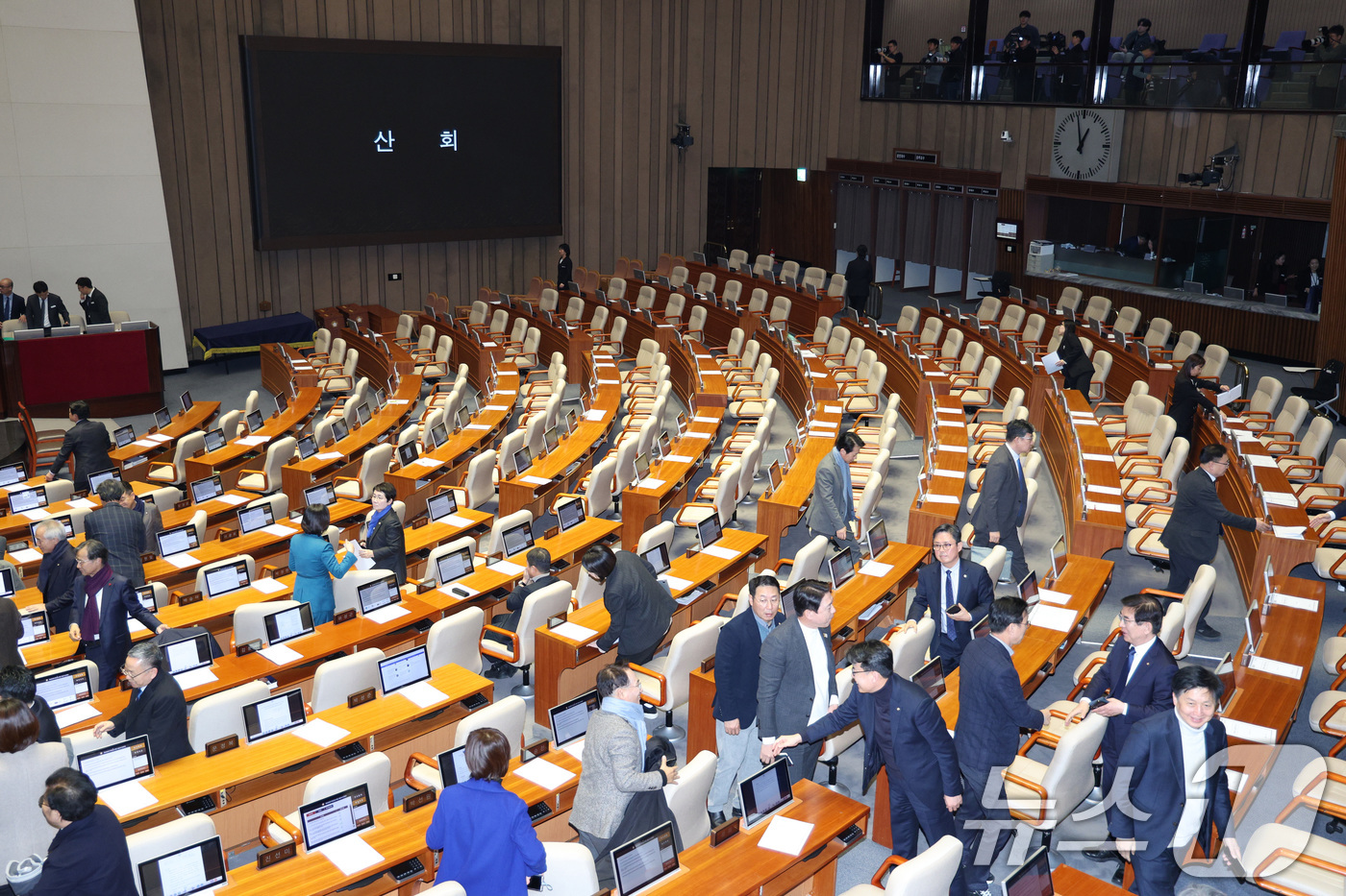 (서울=뉴스1) 신웅수 기자 = 24일 서울 여의도 국회에서 열린 제430회국회(임시회) 제2차 본회의가 산회된 후 더불어민주당 의원들이 본회의장을 나서고 있다. 2025.12.2 …