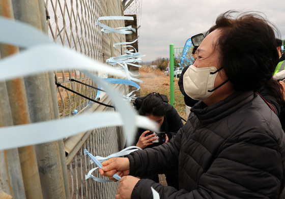 [르포] "29일 지나면 잊힐까 두려워"…무안공항 활주로서 유족들 통곡