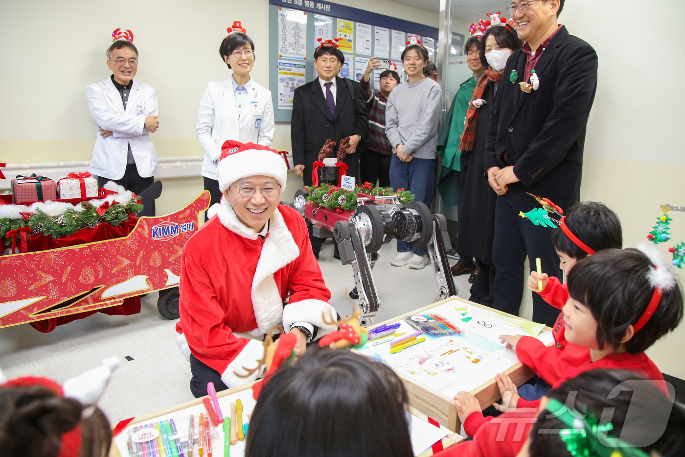 (서울=뉴스1) = 배경훈 부총리 겸 과학기술정보통신부 장관이 24일 오전 크리스마스 이브를 맞아 산타복을 입고 서울 노원구 한국원자력의학원에 방문해 원자력병원 직장 어린이집의 원 …
