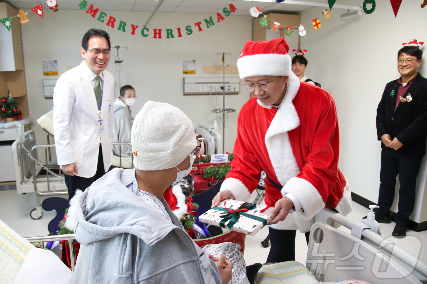 (서울=뉴스1) = 배경훈 부총리 겸 과학기술정보통신부 장관이 24일 오전 크리스마스 이브를 맞아 산타복을 입고 서울 노원구 한국원자력의학원에 방문해 투병 중인 소아청소년암 환자에 …