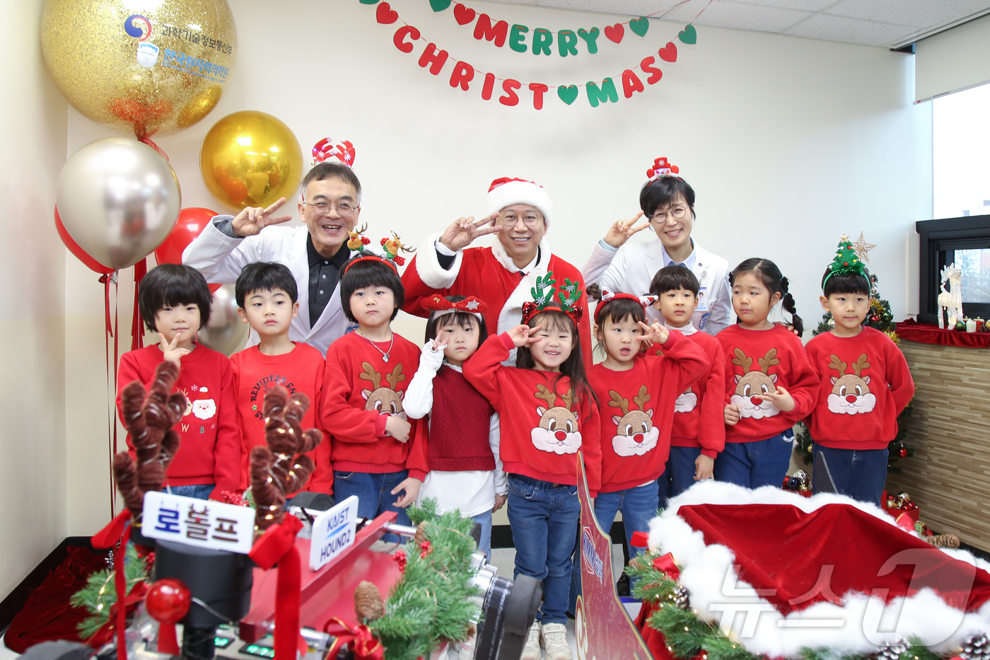 (서울=뉴스1) = 배경훈 부총리 겸 과학기술정보통신부 장관이 24일 오전 크리스마스 이브를 맞아 산타복을 입고 서울 노원구 한국원자력의학원에 방문해 병원 관계자들 및 원자력병원 …