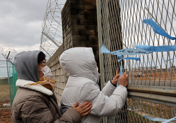 "나는 어떻게 살라고"…사고현장 찾은 여객기 참사 유족