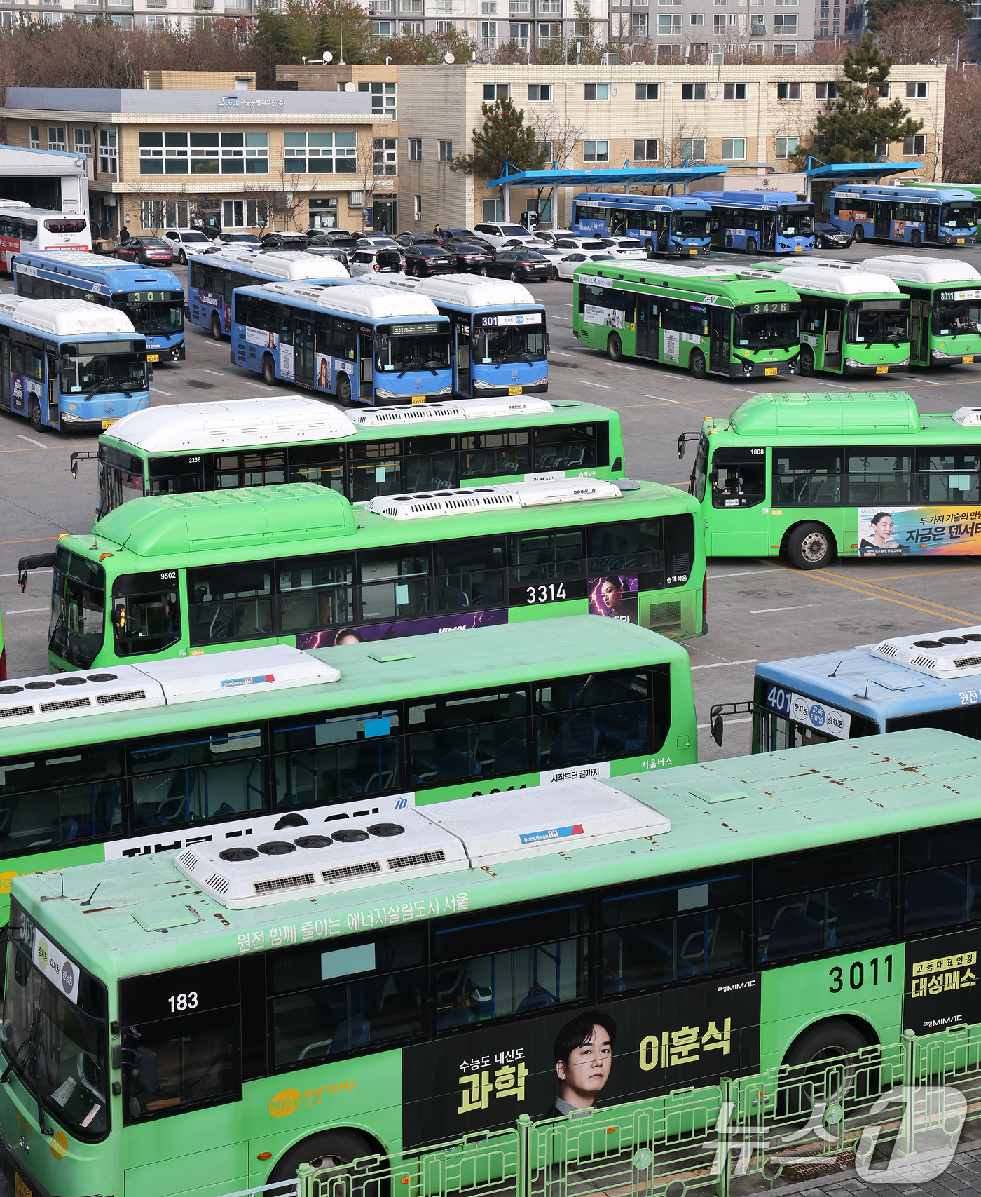 (서울=뉴스1) 장수영 기자 = 24일 서울 송파구 장지공영차고지에 시내버스가 줄지어 세워져 있다서울 시내버스 노사가 임금·단체협약(임단협) 협상에서 합의에 이르지 못한 가운데 노 …