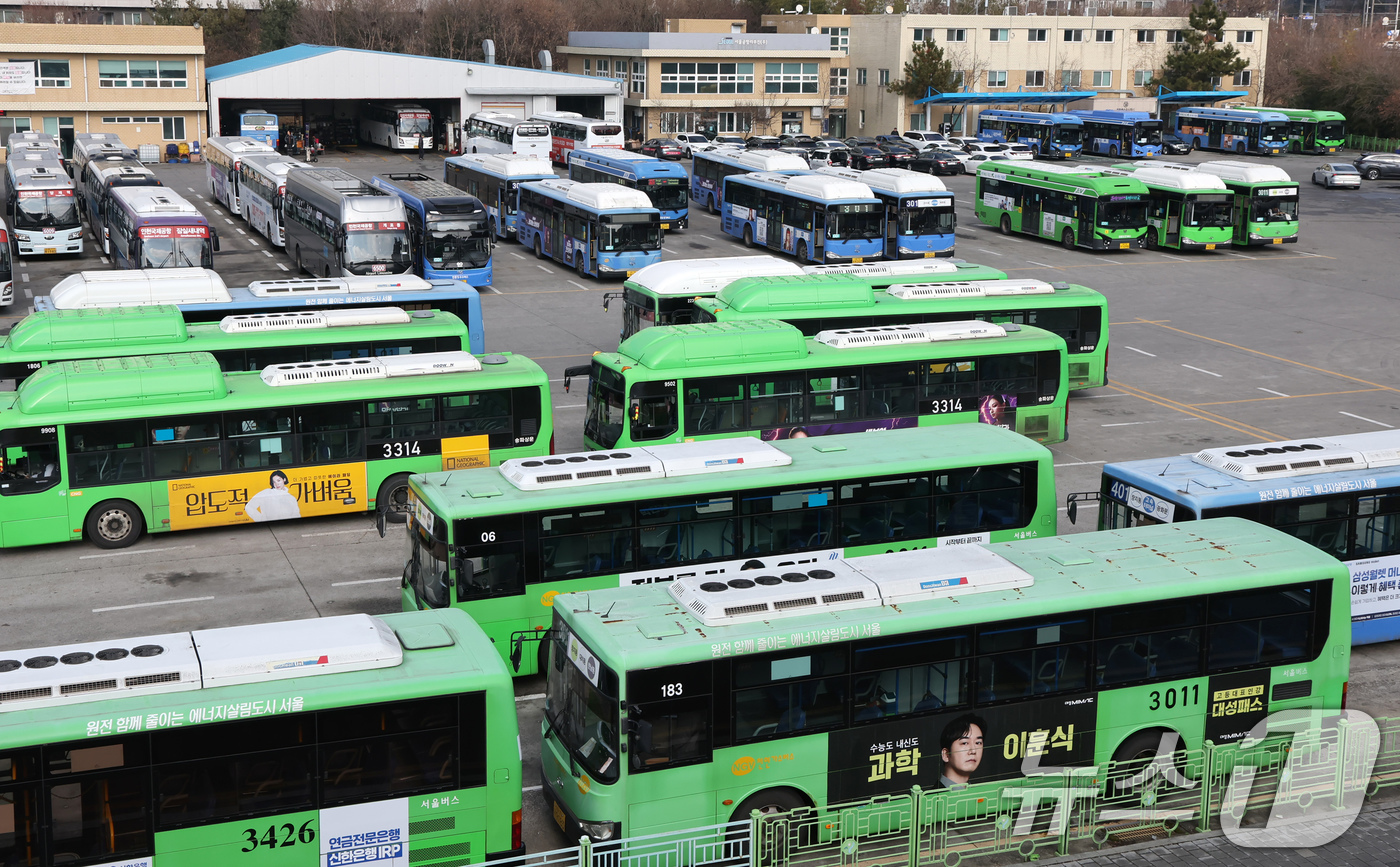 (서울=뉴스1) 장수영 기자 = 24일 서울 송파구 장지공영차고지에 시내버스가 줄지어 세워져 있다서울 시내버스 노사가 임금·단체협약(임단협) 협상에서 합의에 이르지 못한 가운데 노 …