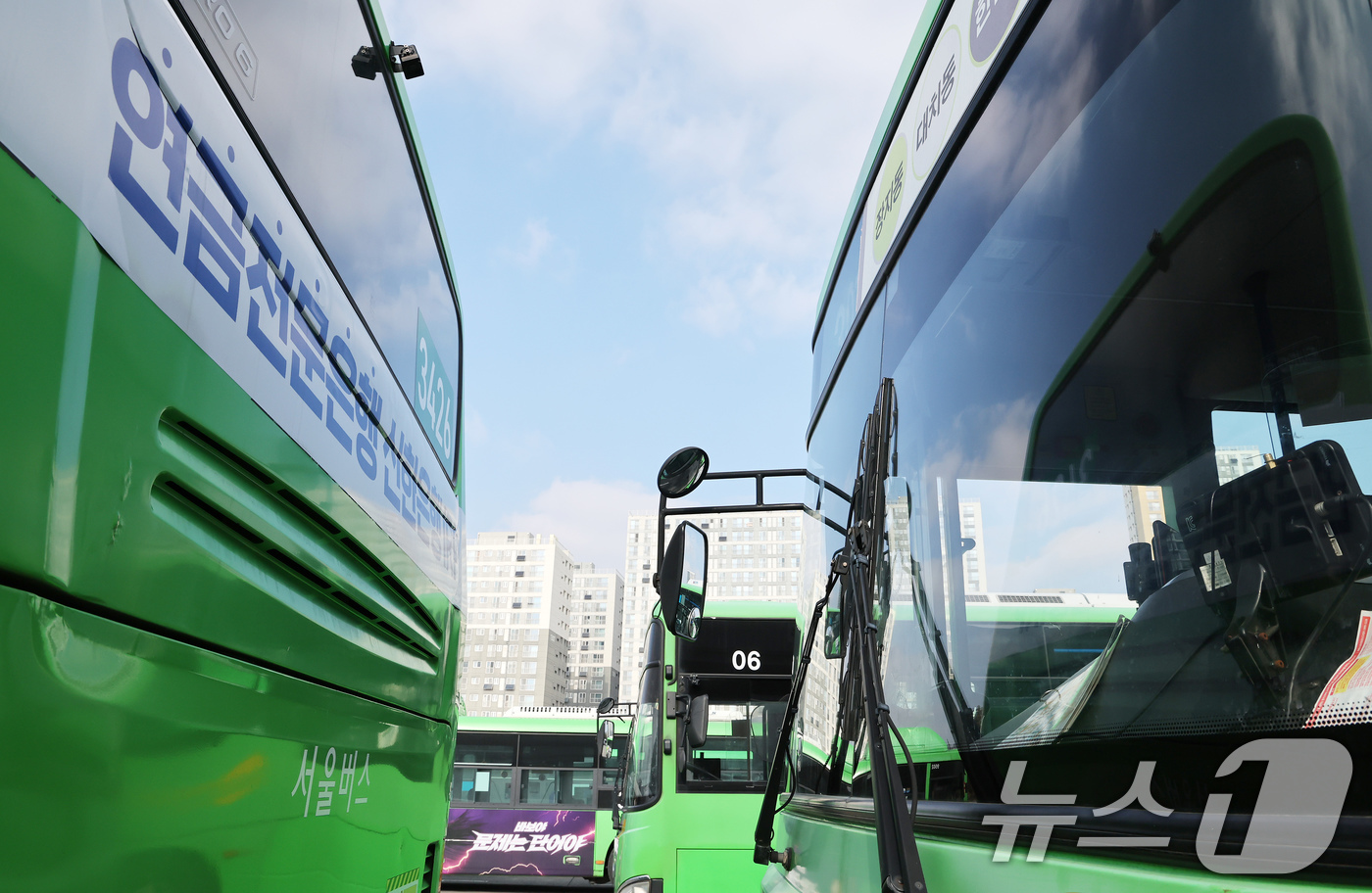 (서울=뉴스1) 장수영 기자 = 24일 서울 송파구 장지공영차고지에 시내버스가 줄지어 세워져 있다서울 시내버스 노사가 임금·단체협약(임단협) 협상에서 합의에 이르지 못한 가운데 노 …