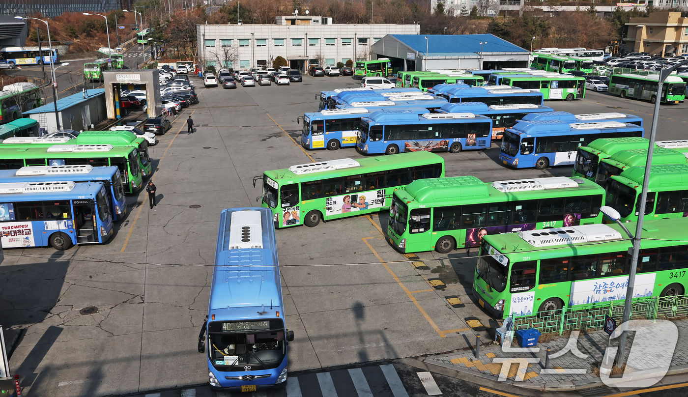 (서울=뉴스1) 장수영 기자 = 24일 서울 송파구 장지공영차고지에 시내버스가 줄지어 세워져 있다서울 시내버스 노사가 임금·단체협약(임단협) 협상에서 합의에 이르지 못한 가운데 노 …