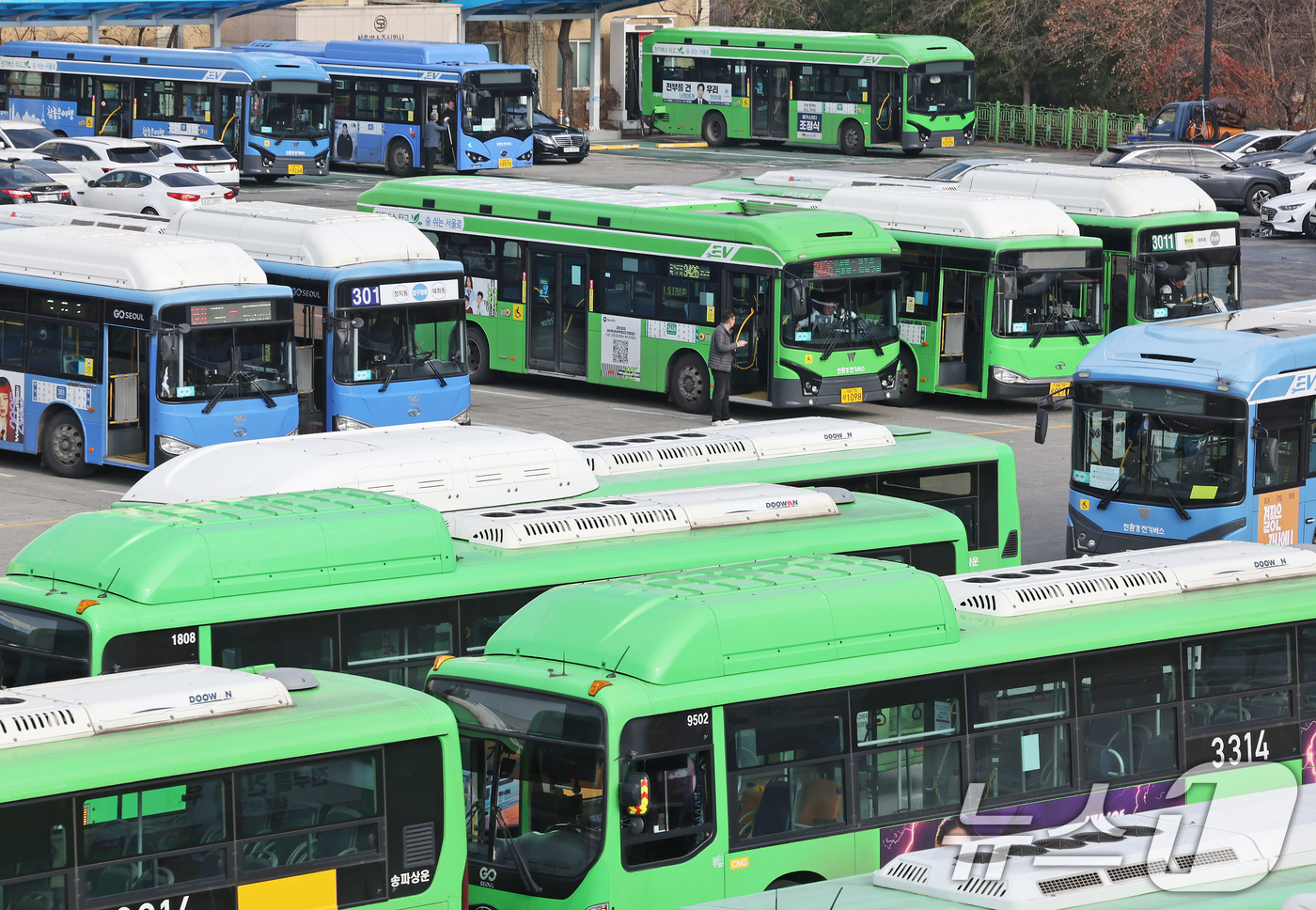 (서울=뉴스1) 장수영 기자 = 24일 서울 송파구 장지공영차고지에 시내버스가 줄지어 세워져 있다서울 시내버스 노사가 임금·단체협약(임단협) 협상에서 합의에 이르지 못한 가운데 노 …