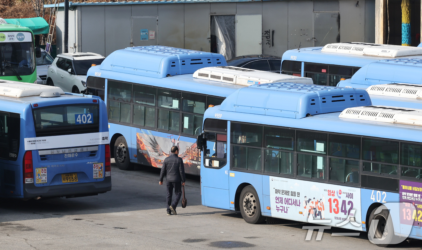 (서울=뉴스1) 장수영 기자 = 24일 서울 송파구 장지공영차고지에 시내버스가 줄지어 세워져 있다서울 시내버스 노사가 임금·단체협약(임단협) 협상에서 합의에 이르지 못한 가운데 노 …
