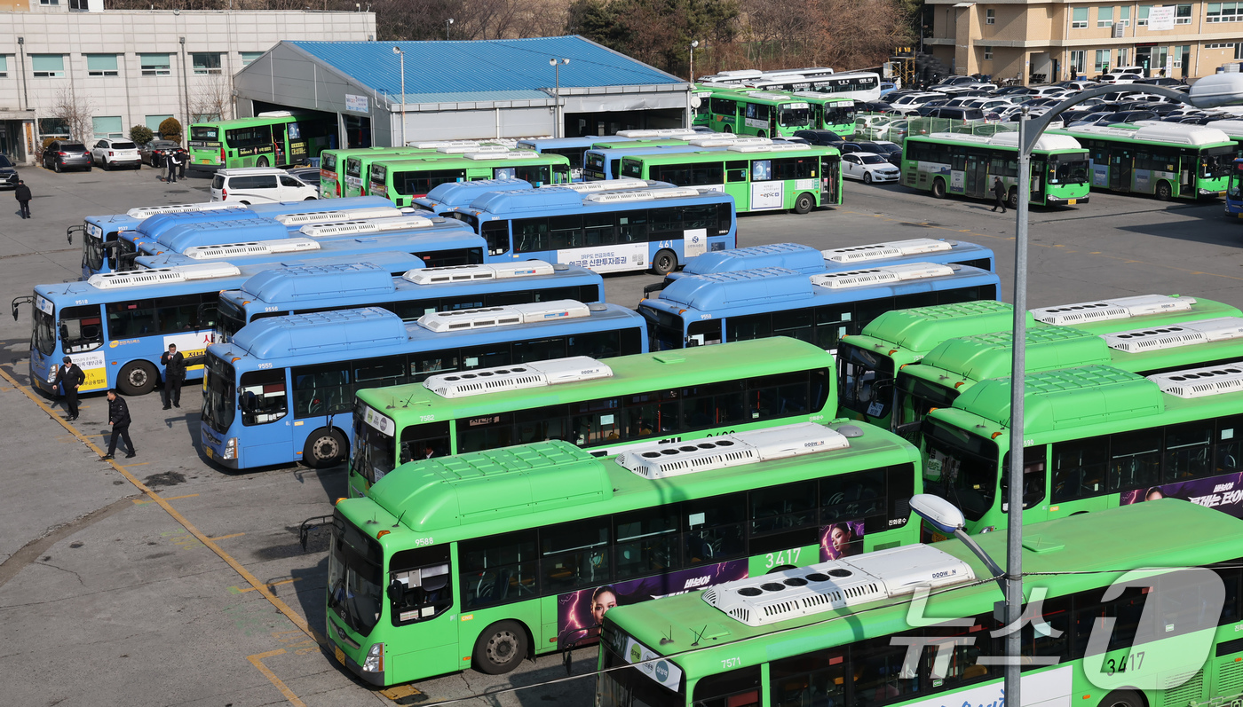 (서울=뉴스1) 장수영 기자 = 24일 서울 송파구 장지공영차고지에 시내버스가 줄지어 세워져 있다서울 시내버스 노사가 임금·단체협약(임단협) 협상에서 합의에 이르지 못한 가운데 노 …