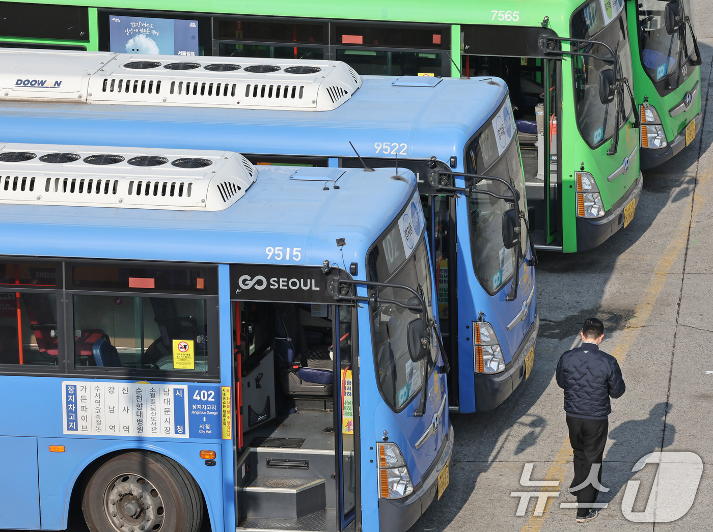 (서울=뉴스1) 장수영 기자 = 24일 서울 송파구 장지공영차고지에 시내버스가 줄지어 세워져 있다서울 시내버스 노사가 임금·단체협약(임단협) 협상에서 합의에 이르지 못한 가운데 노 …