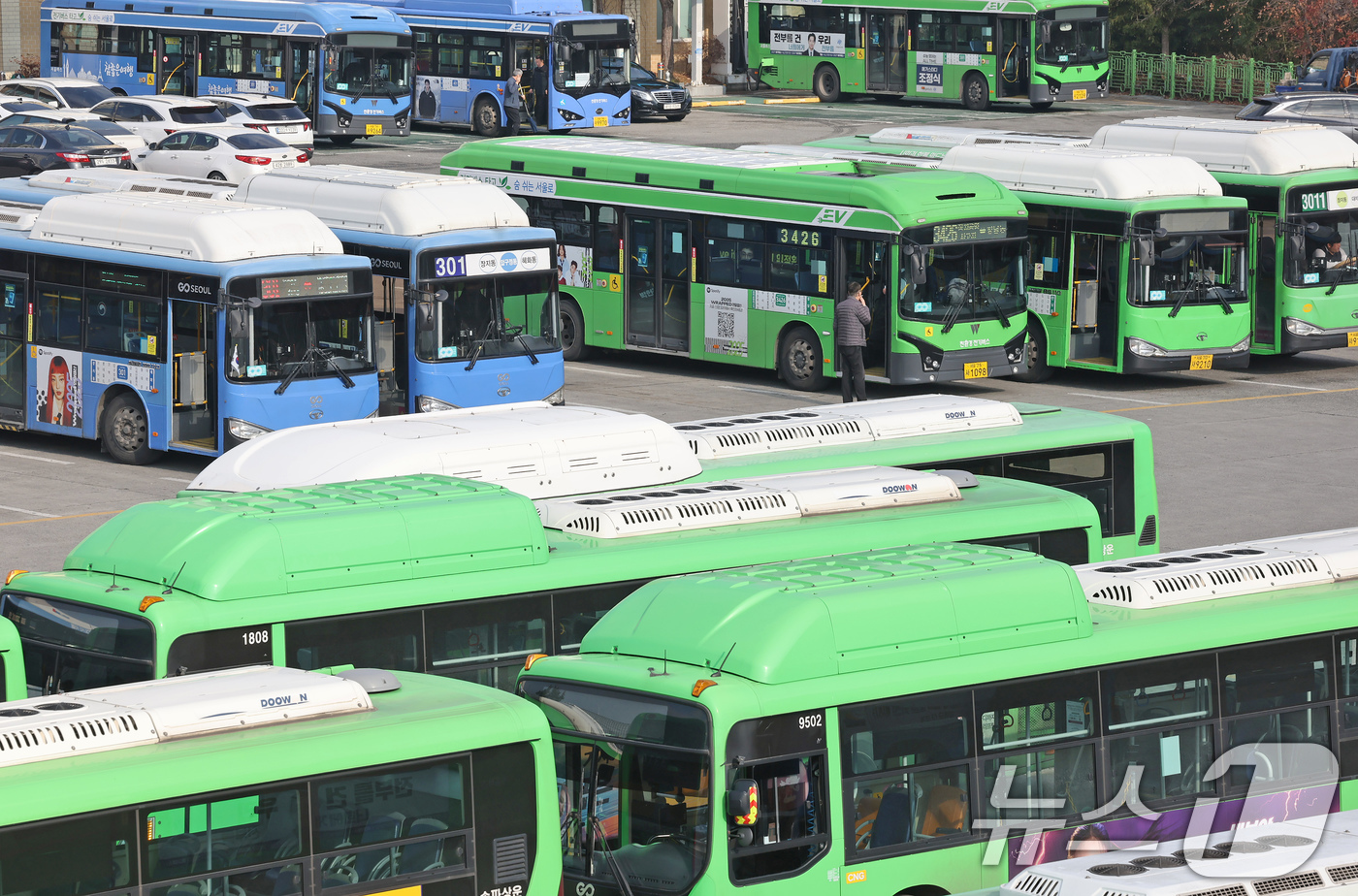 (서울=뉴스1) 장수영 기자 = 24일 서울 송파구 장지공영차고지에 시내버스가 줄지어 세워져 있다서울 시내버스 노사가 임금·단체협약(임단협) 협상에서 합의에 이르지 못한 가운데 노 …