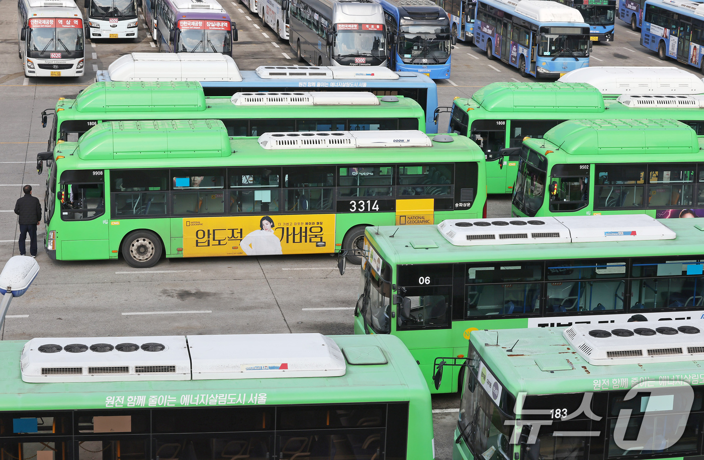 (서울=뉴스1) 장수영 기자 = 24일 서울 송파구 장지공영차고지에 시내버스가 줄지어 세워져 있다서울 시내버스 노사가 임금·단체협약(임단협) 협상에서 합의에 이르지 못한 가운데 노 …