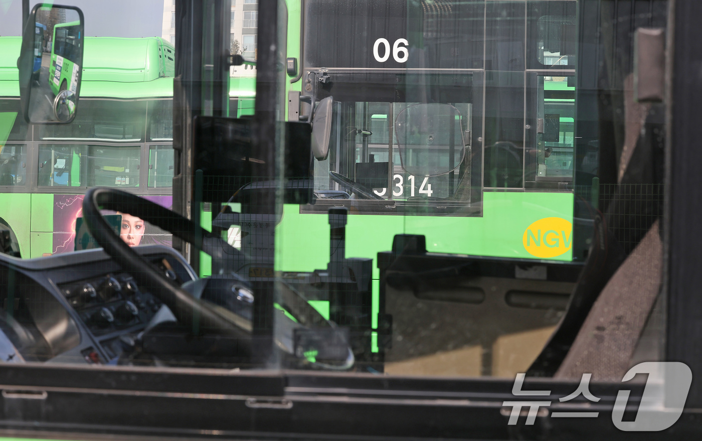 (서울=뉴스1) 장수영 기자 = 24일 서울 송파구 장지공영차고지에 시내버스가 줄지어 세워져 있다서울 시내버스 노사가 임금·단체협약(임단협) 협상에서 합의에 이르지 못한 가운데 노 …