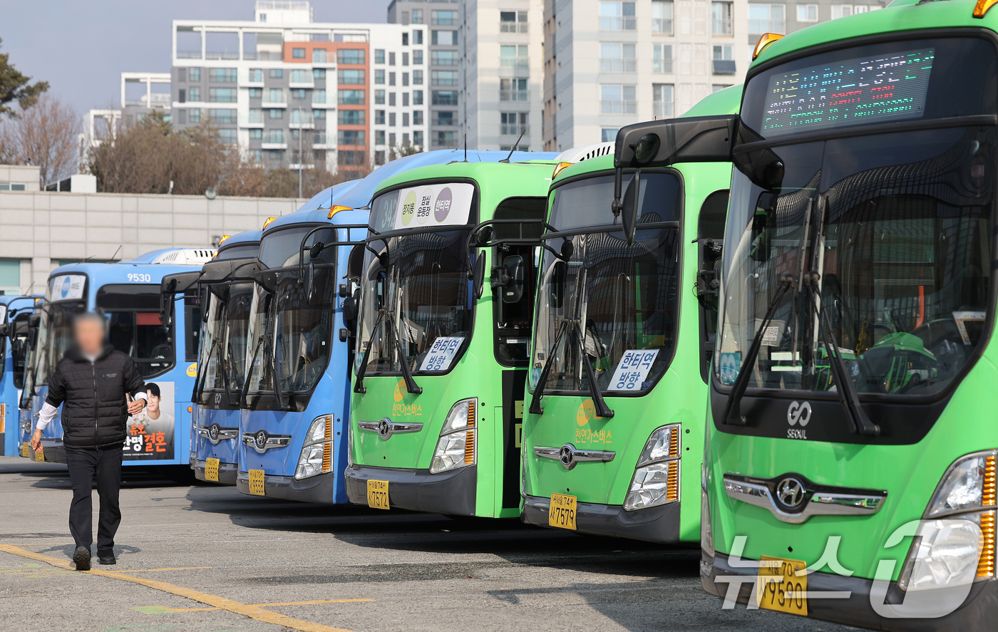 (서울=뉴스1) 장수영 기자 = 24일 서울 송파구 장지공영차고지에 시내버스가 줄지어 세워져 있다서울 시내버스 노사가 임금·단체협약(임단협) 협상에서 합의에 이르지 못한 가운데 노 …