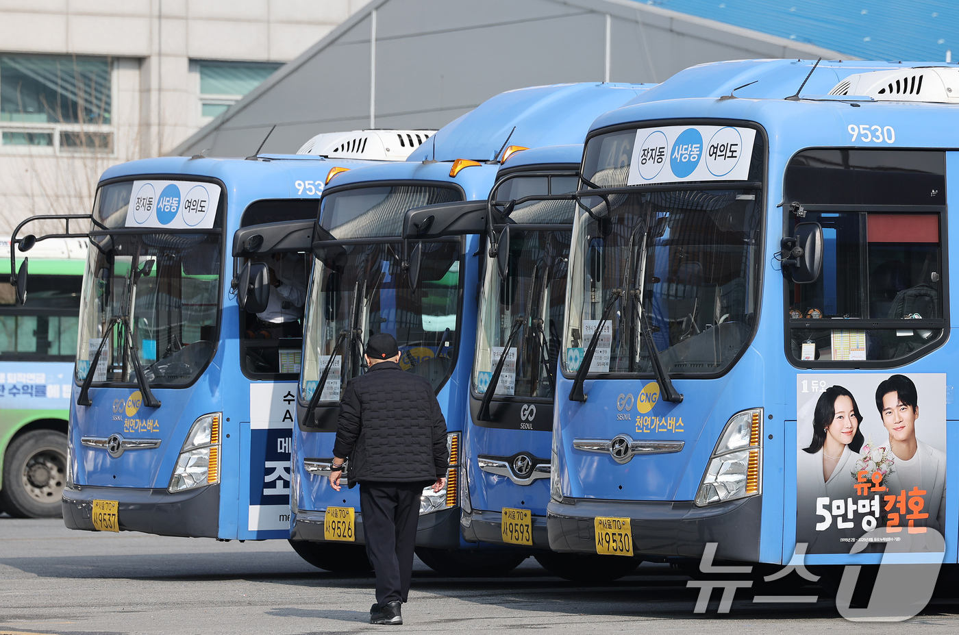 (서울=뉴스1) 장수영 기자 = 24일 서울 송파구 장지공영차고지에 시내버스가 줄지어 세워져 있다서울 시내버스 노사가 임금·단체협약(임단협) 협상에서 합의에 이르지 못한 가운데 노 …
