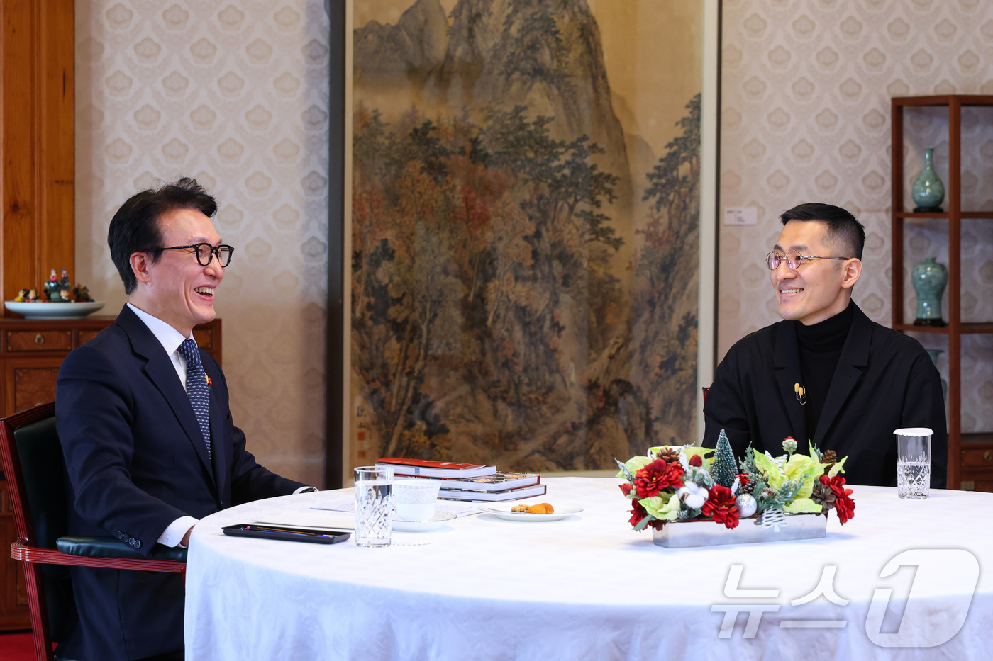 (서울=뉴스1) = 김민석 국무총리가 지난 22일 서울 종로구 국무총리 공관에서 강민구 셰프를 초청, '제8차 K-토론나라: 총리의 인터뷰'를 하고 있다. (총리실 제공. 재판매 …