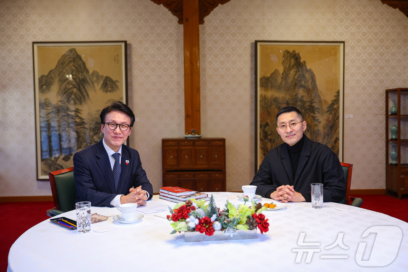 (서울=뉴스1) = 김민석 국무총리가 지난 22일 서울 종로구 국무총리 공관에서 강민구 셰프를 초청, '제8차 K-토론나라: 총리의 인터뷰'를 하고 있다. (총리실 제공. 재판매 …