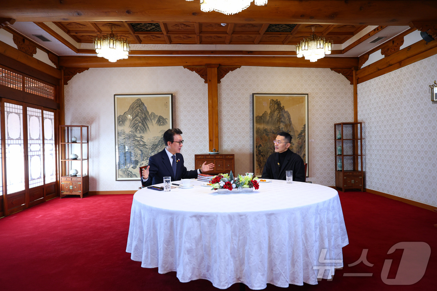 (서울=뉴스1) = 김민석 국무총리가 지난 22일 서울 종로구 국무총리 공관에서 강민구 셰프를 초청, '제8차 K-토론나라: 총리의 인터뷰'를 하고 있다. (총리실 제공. 재판매 …