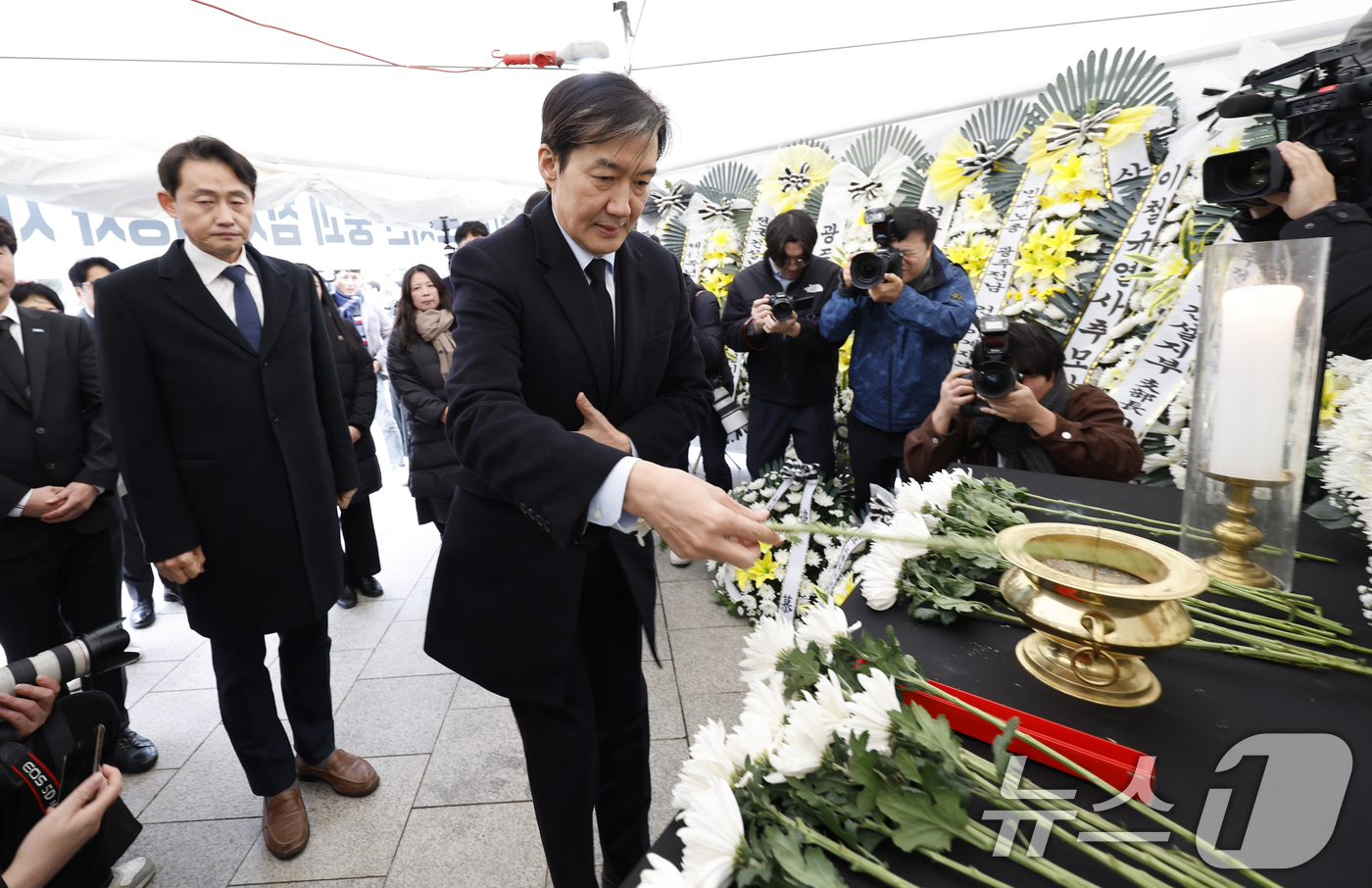 (광주=뉴스1) 김태성 기자 = 조국 조국혁신당 대표가 24일 광주 5.18민주광장에  마련된 광주대표도서관 붕괴 참사 희생자 시민분향소를 찾아 헌화하고 있다. 2025.12.24 …
