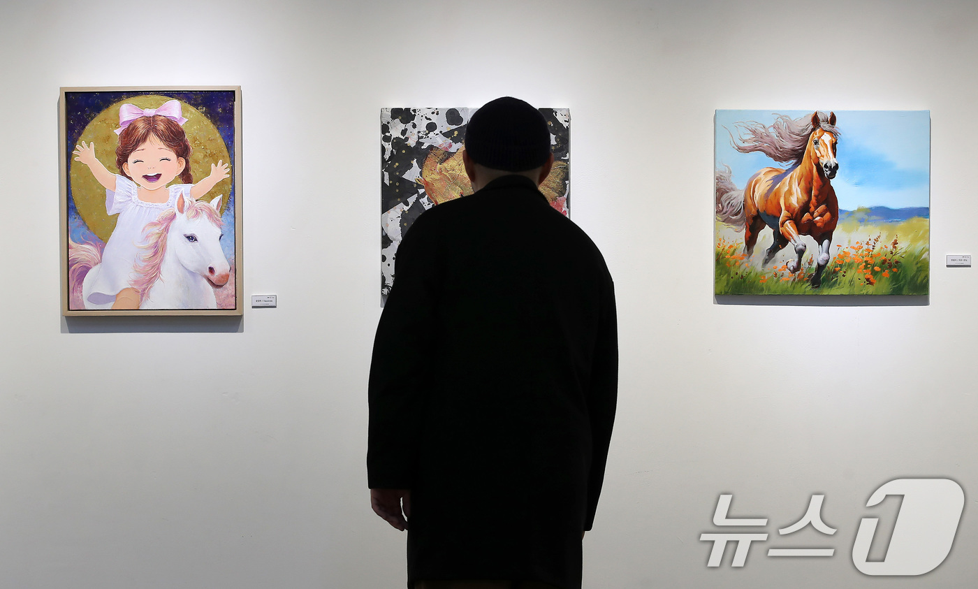 (대구=뉴스1) 공정식 기자 = 24일 대구 동구 아양아트센터에서 개막한 '2026 병오년(丙午年) 새해맞이 말(馬) 그림전'을 찾은 시민들이 역동적인 '붉은 말'의 해를 맞아 더 …