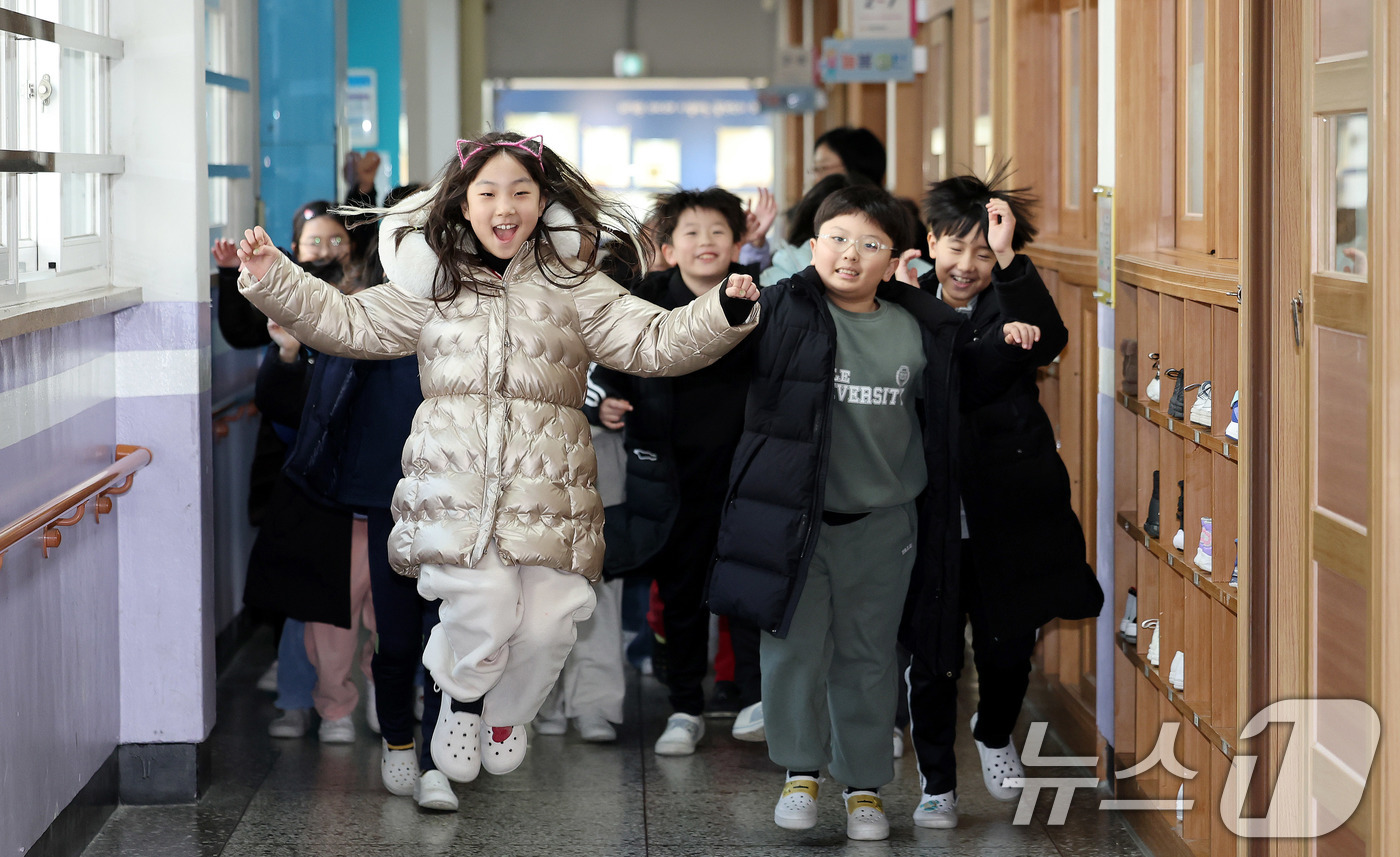 (서울=뉴스1) 박지혜 기자 = 24일 서울 동대문구 안평초등학교에서 2학년 학생들이 겨울방학식을 마친 뒤 밝은 표정으로 하교하고 있다. 2025.12.24/뉴스1