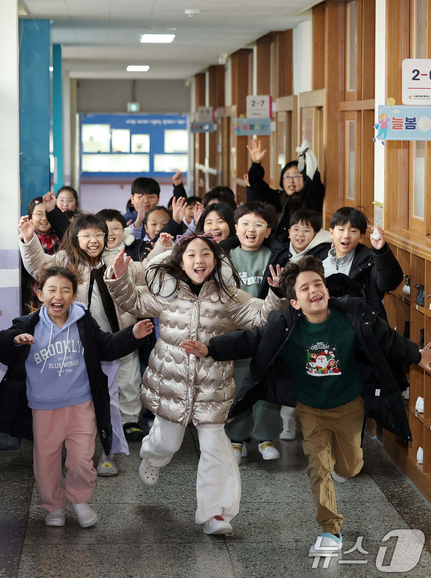 (서울=뉴스1) 박지혜 기자 = 24일 서울 동대문구 안평초등학교에서 2학년 학생들이 겨울방학식을 마친 뒤 밝은 표정으로 하교하고 있다. 2025.12.24/뉴스1