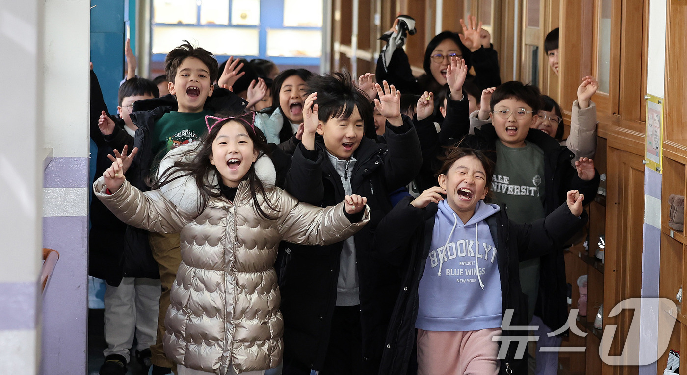 (서울=뉴스1) 박지혜 기자 = 24일 서울 동대문구 안평초등학교에서 2학년 학생들이 겨울방학식을 마친 뒤 밝은 표정으로 하교하고 있다. 2025.12.24/뉴스1