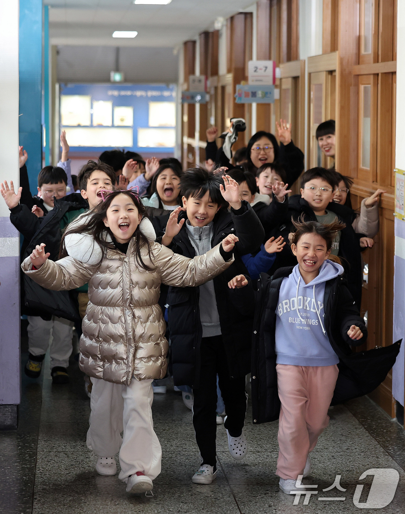 (서울=뉴스1) 박지혜 기자 = 24일 서울 동대문구 안평초등학교에서 2학년 학생들이 겨울방학식을 마친 뒤 밝은 표정으로 하교하고 있다. 2025.12.24/뉴스1