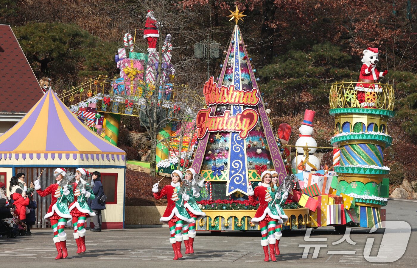 본문 이미지 - 크리스마스를 하루 앞둔 24일 경기 용인시 처인구 에버랜드에서 크리스마스 판타지 '블링블링 X-Mas 퍼레이드' 공연을 하고 있다. 2025.12.24/뉴스1 ⓒ News1 김영운 기자
