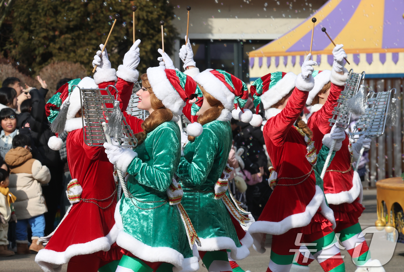 (용인=뉴스1) 김영운 기자 = 크리스마스를 하루 앞둔 24일 경기 용인시 처인구 에버랜드에서 크리스마스 판타지 '블링블링 X-Mas 퍼레이드' 공연을 하고 있다. 2025.12. …