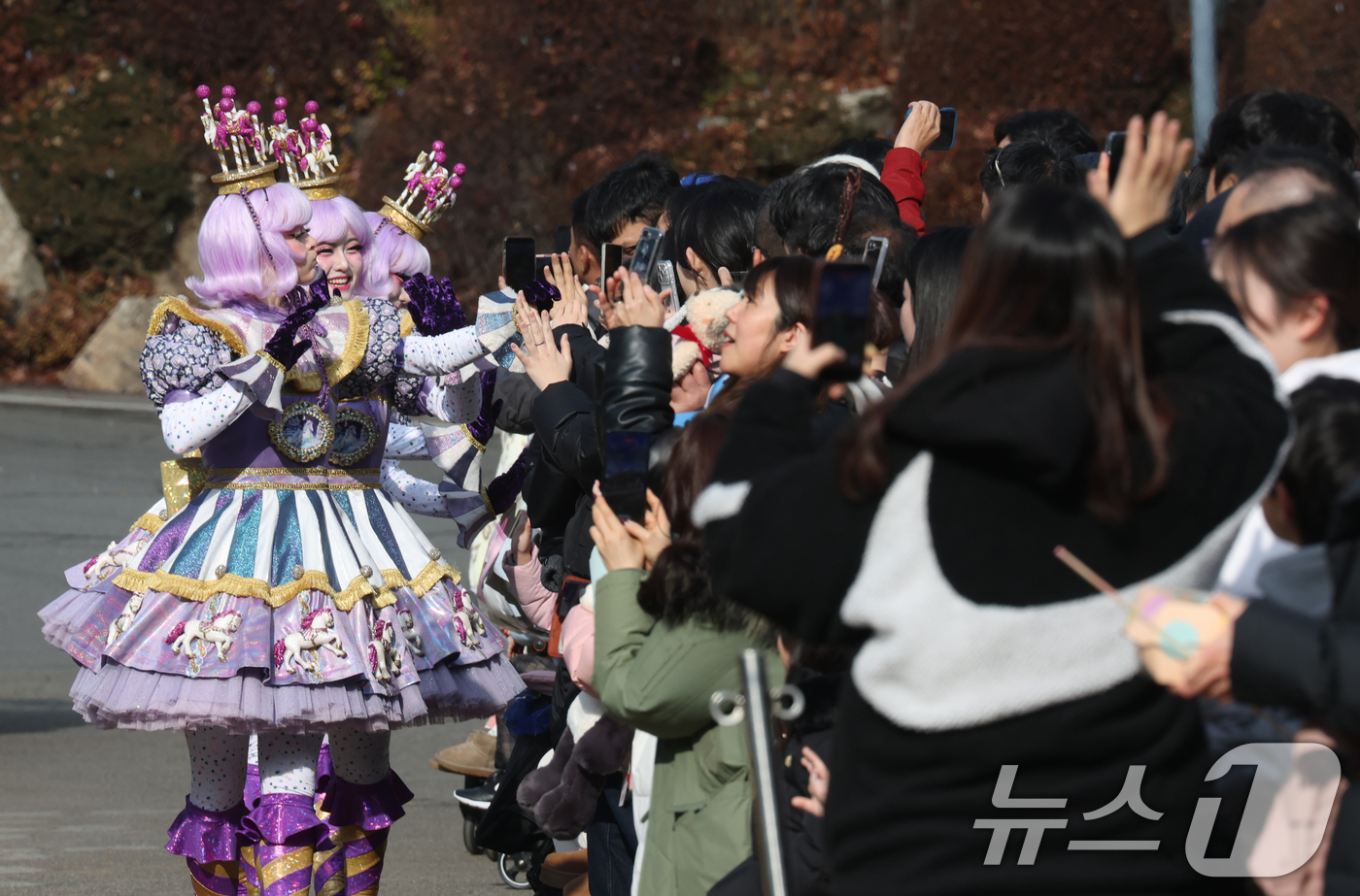 (용인=뉴스1) 김영운 기자 = 크리스마스를 하루 앞둔 24일 경기 용인시 처인구 에버랜드에서 크리스마스 판타지 '블링블링 X-Mas 퍼레이드' 공연을 하고 있다. 2025.12. …