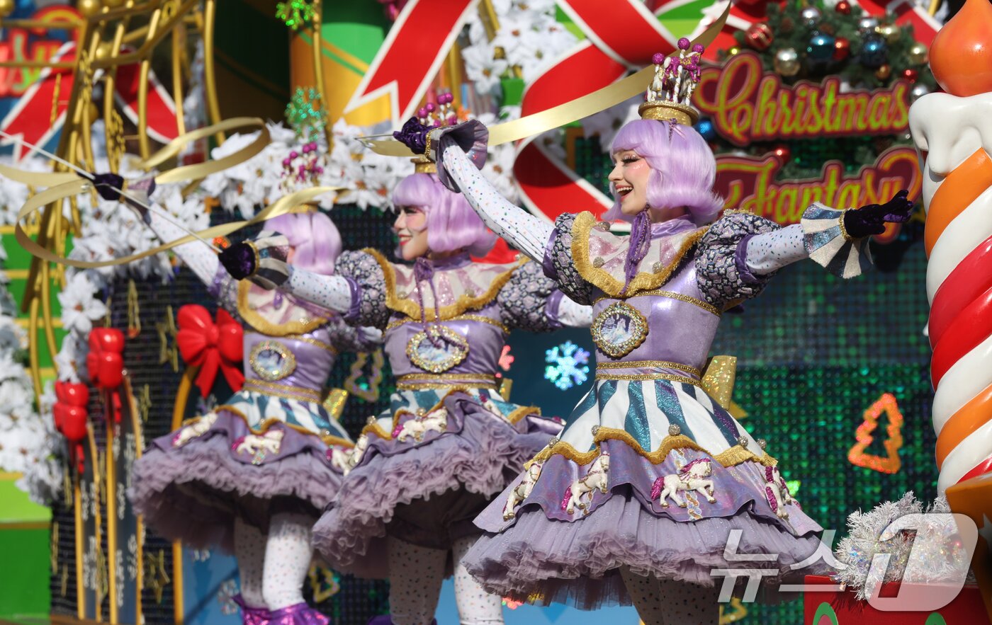 본문 이미지 - 크리스마스를 하루 앞둔 24일 경기 용인시 처인구 에버랜드에서 크리스마스 판타지 '블링블링 X-Mas 퍼레이드' 공연을 하고 있다. 2025.12.24/뉴스1 ⓒ News1 김영운 기자