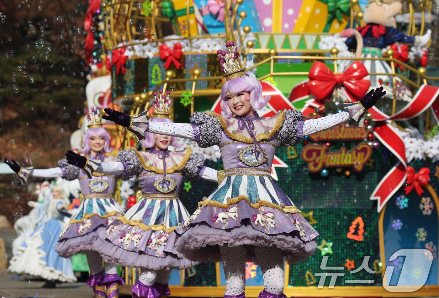 본문 이미지 - 크리스마스를 하루 앞둔 24일 경기 용인시 처인구 에버랜드에서 크리스마스 판타지 '블링블링 X-Mas 퍼레이드' 공연을 하고 있다. 2025.12.24/뉴스1 ⓒ News1 김영운 기자