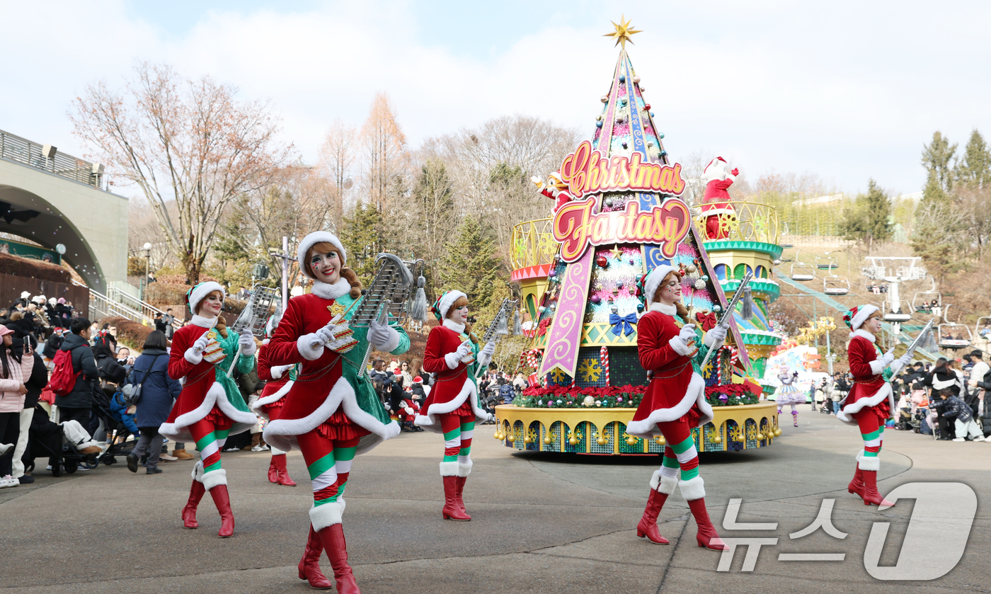(용인=뉴스1) 김영운 기자 = 크리스마스를 하루 앞둔 24일 경기 용인시 처인구 에버랜드에서 크리스마스 판타지 '블링블링 X-Mas 퍼레이드' 공연을 하고 있다. 2025.12. …