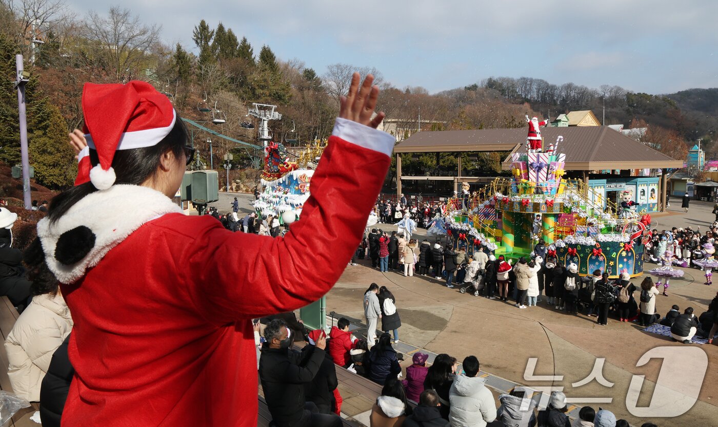 본문 이미지 - 크리스마스를 하루 앞둔 24일 경기 용인시 처인구 에버랜드에서 크리스마스 판타지 '블링블링 X-Mas 퍼레이드' 공연을 하고 있다. 2025.12.24/뉴스1 ⓒ News1 김영운 기자
