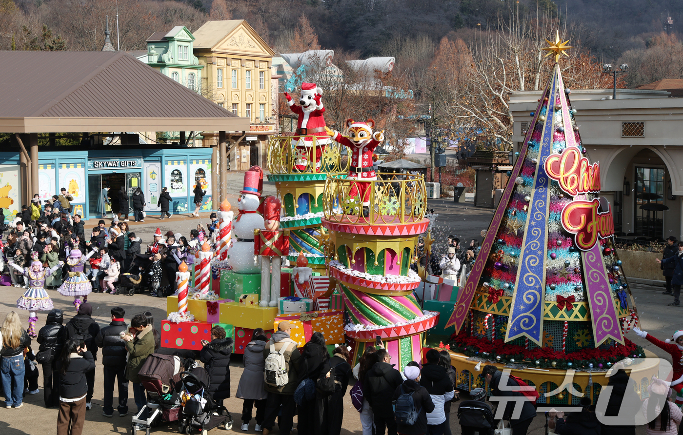 (용인=뉴스1) 김영운 기자 = 크리스마스를 하루 앞둔 24일 경기 용인시 처인구 에버랜드에서 크리스마스 판타지 '블링블링 X-Mas 퍼레이드' 공연을 하고 있다. 2025.12. …