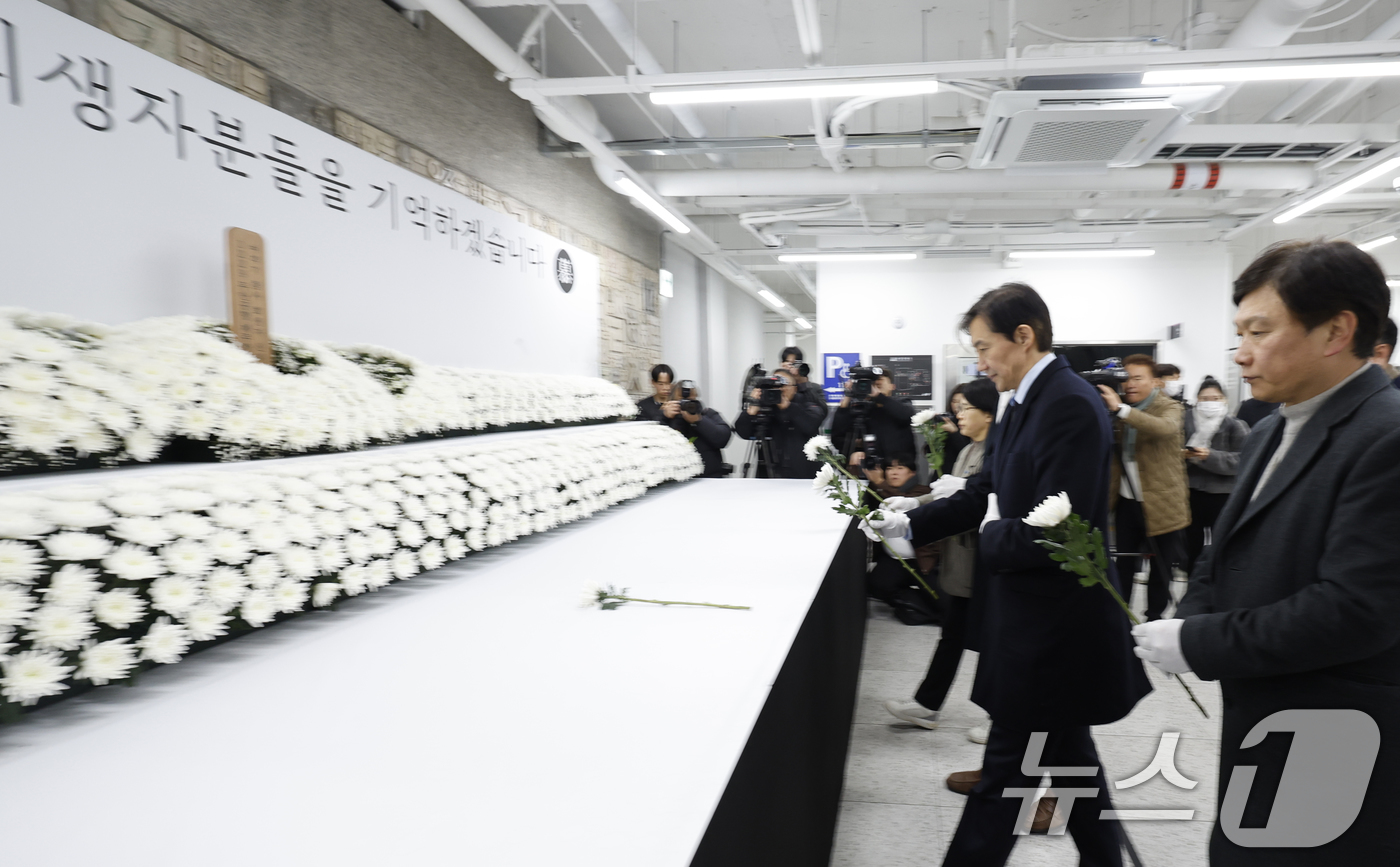 (광주=뉴스1) 김태성 기자 = 조국 조국혁신당 대표가 24일 광주 전일빌딩 1층에 마련된 12.29여객기 참사 1주기 추모 분향소를 찾아 참배했다. 2025.12.24/뉴스1